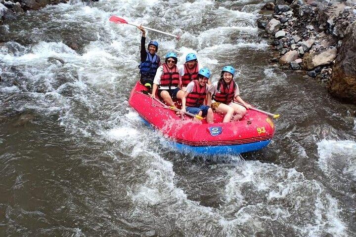 Rafting y tirolina en el río Telaga Waja (BCR) (Traslado privado)