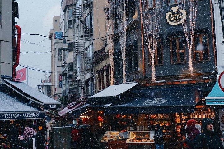 Istanbul Full-Day: Spice Bazaar, Ferry to Kadikoy & Street Food