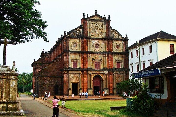 Tour of the Basilica of Guadalupe with Plaza de las Tres Culturas