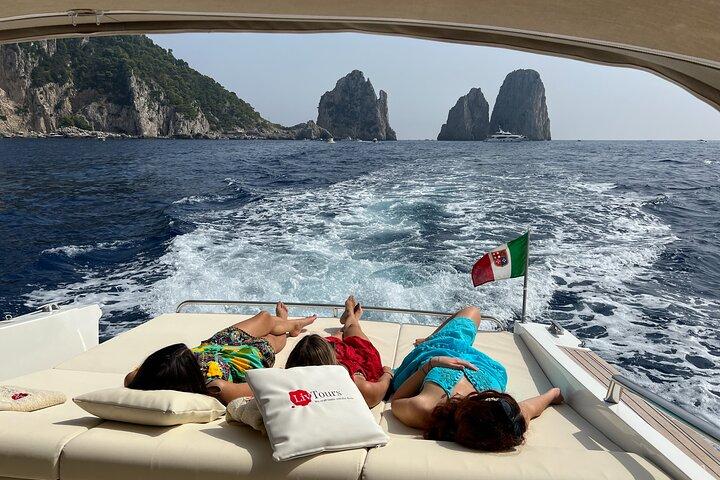 VIP Yacht Fuga da Roma a Napoli Isola Gems Ischia & Procida
