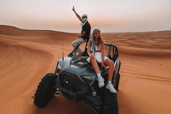 Private Abend Wüstensafari mit Grillabendessen Sand Boarding