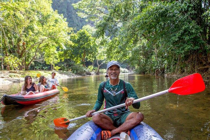 カオソクを探索：タイの自然のままの熱帯雨林でジャングルサファリ
