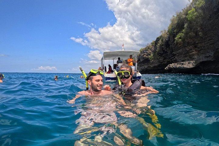 バリ島発シュノーケリング付き終日ヌサペニダ島