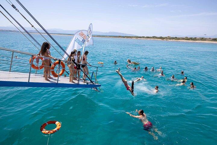 Athens: Swimming Day Cruise with DJ, Lunch & Drinks incl.