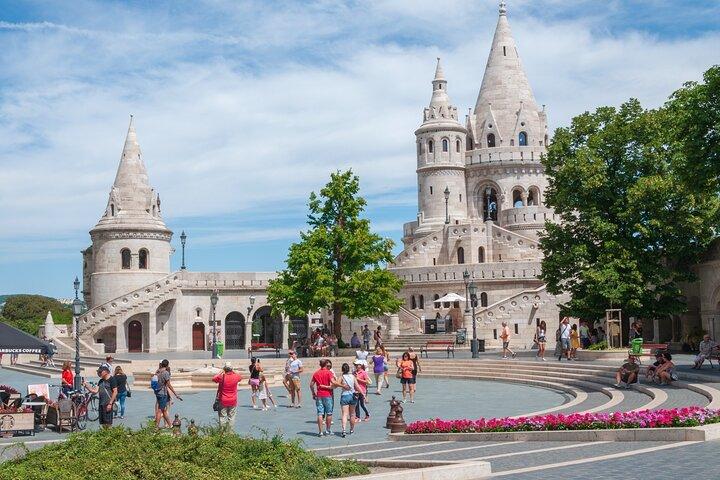 Budapest Fiskarbastionen och Sankt Stefansbasilikan