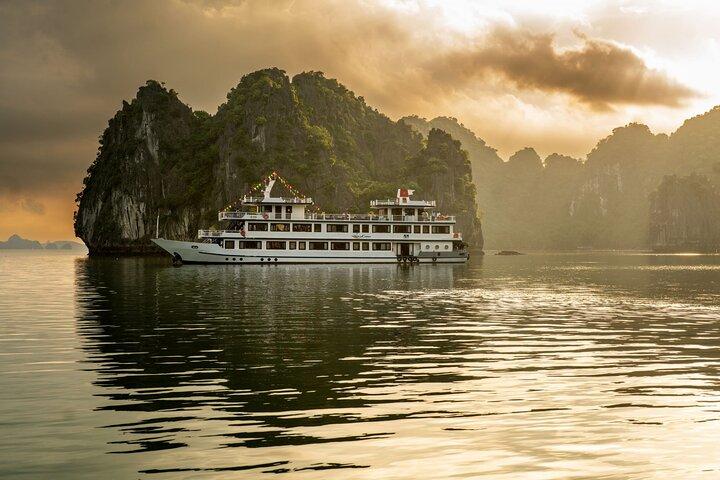 Peaceful Bai Tu Long Bay Cruise 2D1N - autentisk lokal upplevelse