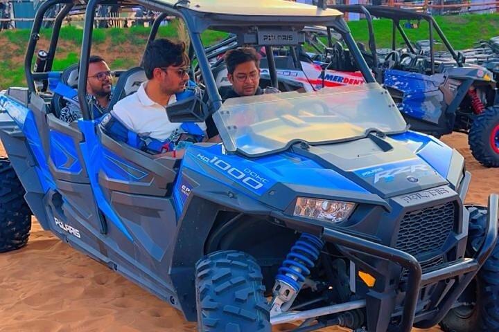 Tour en buggy Polaris 4 places Dubaï avec transport pendant 1 heure