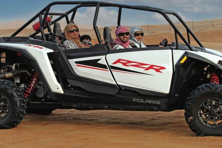 Tour en buggy Polaris 4 places Dubaï avec transport pendant 1 heure