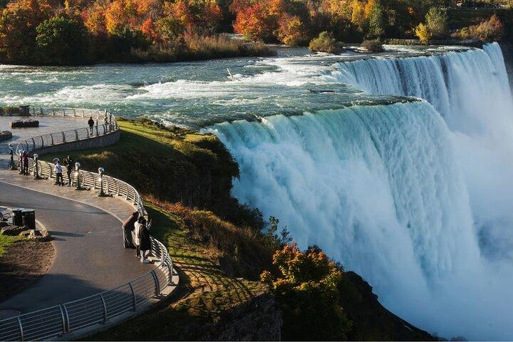 Private Niagara Falls Tour from Toronto with Optional Cruise
