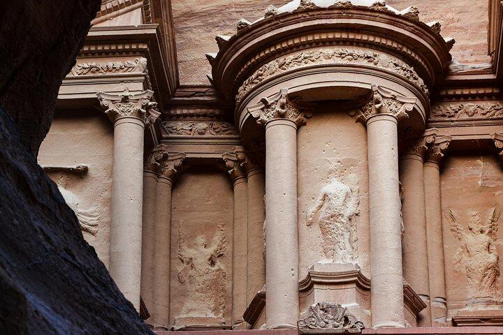 Exclusivo viaje premium de un día completo a Petra y Wadi Rum desde Ammán