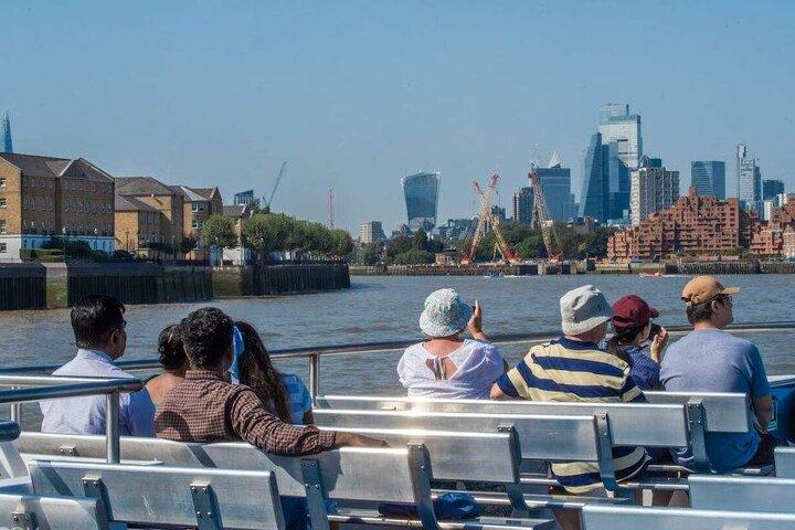 ロンドン・テムズ川クルーズツアー（ドリンクと食事オプション付き）