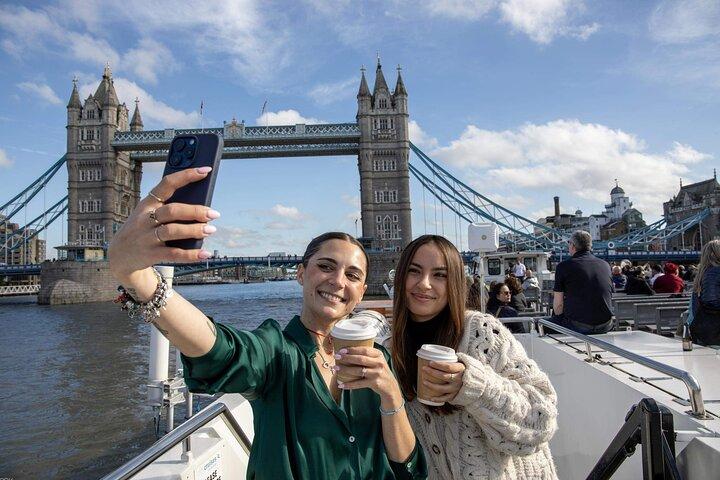 ロンドン・テムズ川クルーズツアー（ドリンクと食事オプション付き）