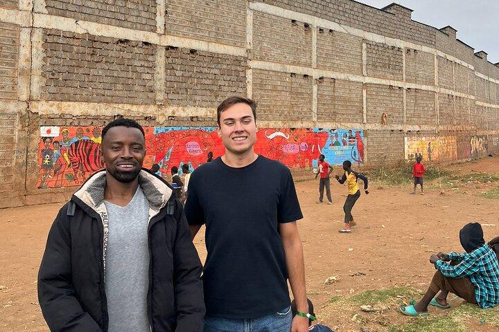 Vivere la vita di strada di Nairobi ed esplorare Kibera