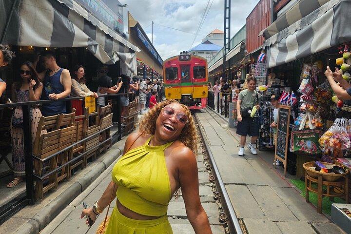 Tour Privado do Mercado Flutuante e do Mercado do Comboio (Serviço Premium)