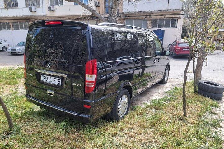 Privater Transferservice zum Flughafen Baku Minivan