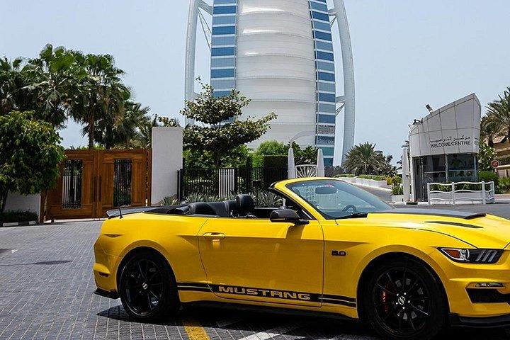 ドバイカブリオツアーアドベンチャーとオープンカーマスタングでの撮影