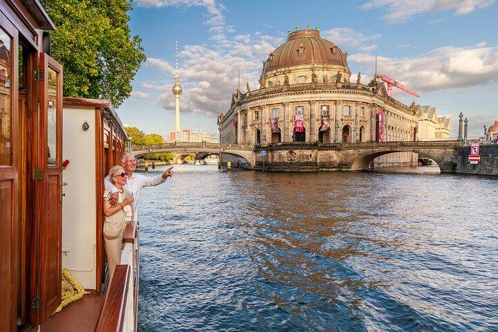 Paseo turístico en barco en un barco histórico en Berlín