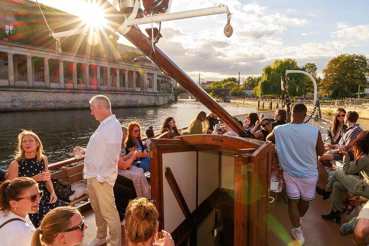 Passeio turístico de barco em um navio histórico em Berlim