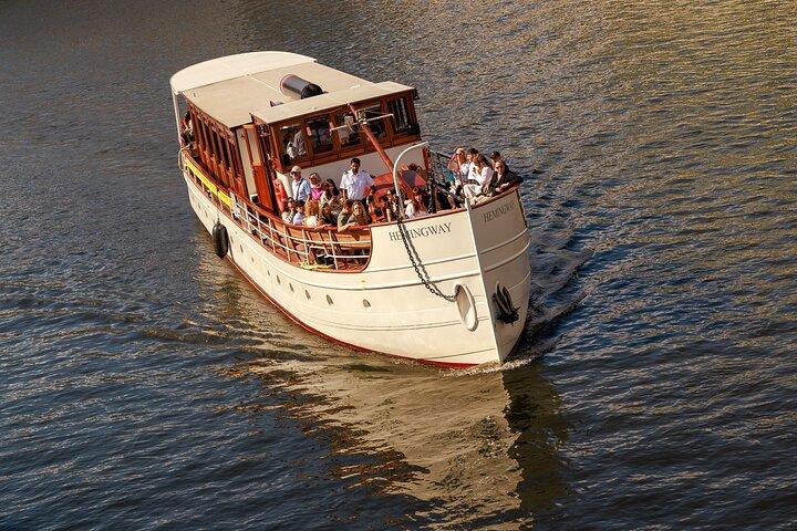 Passeio turístico de barco em um navio histórico em Berlim