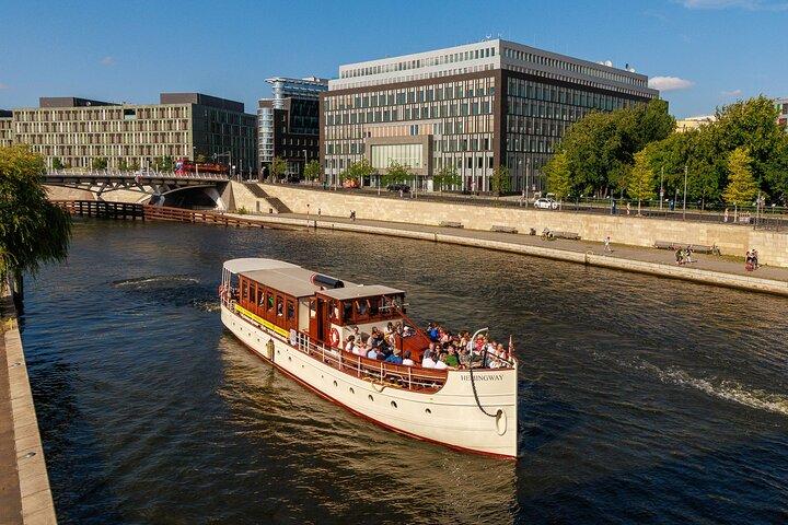Passeio turístico de barco em um navio histórico em Berlim