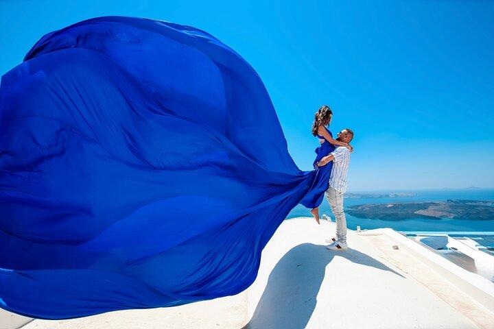 Sesión de fotos con vestidos voladores en Santorini: vistas icónicas (HACEMOS MAGIA)
