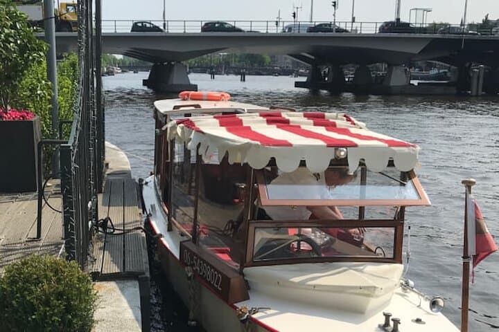 Amsterdam Highlights Canal Cruise with a Drink