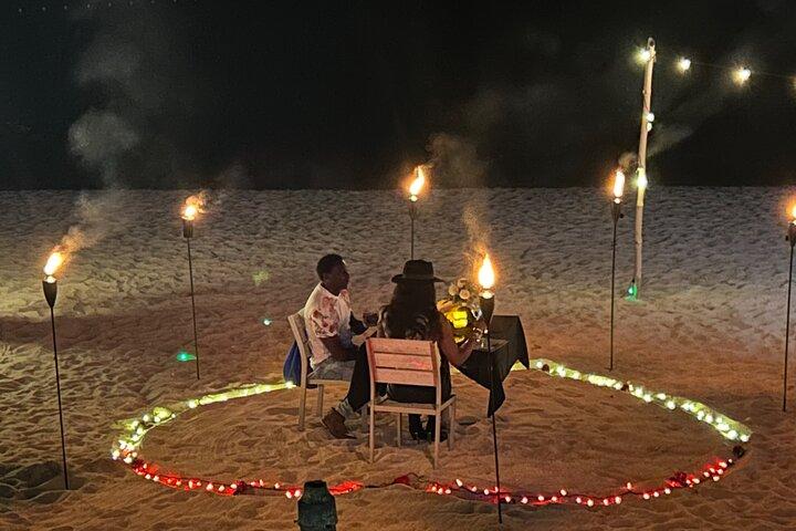 Diner ervaring en viering op het strand met decoraties