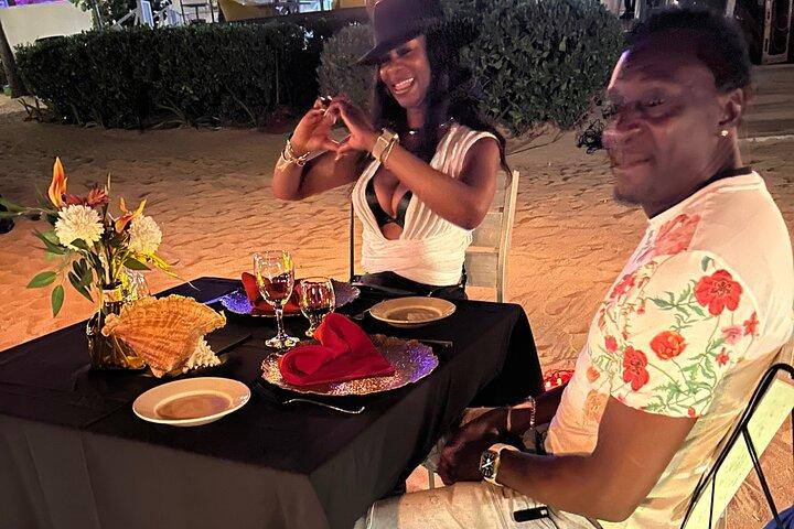 Diner ervaring en viering op het strand met decoraties
