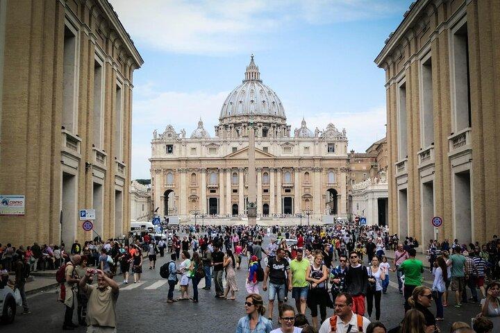 Vaticano : Basílica de San Pedro Anfitriona con opción Cúpula y Audioguía