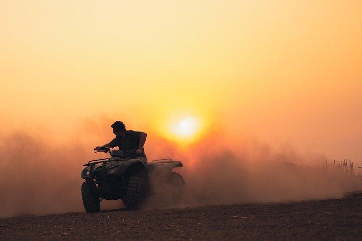 Dubai Quad Bike Safari con paseo en camello y parada fotográfica de dunas panorámicas
