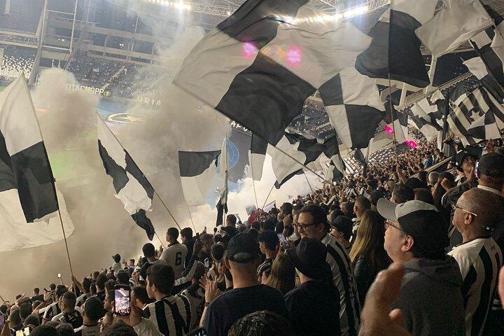 リオデジャネイロ：ボタフォゴのサッカーの試合に参加