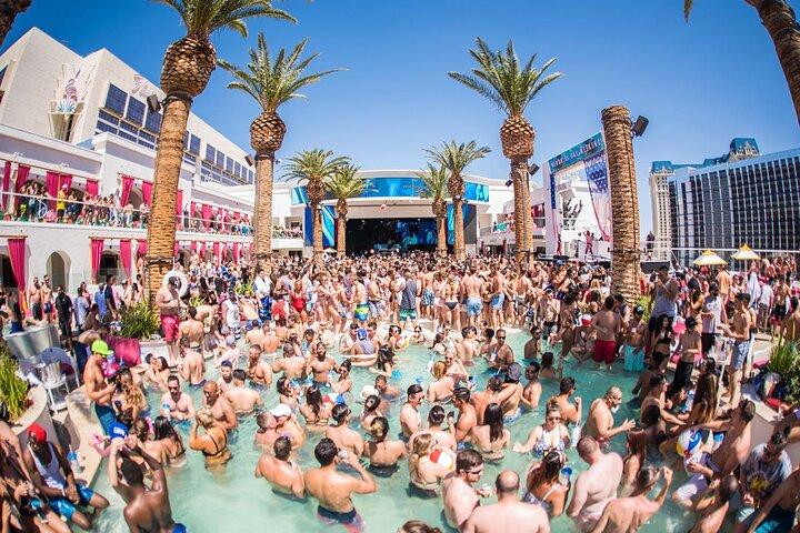 Las Vegas Pool Crawl con Party Bus e bevande gratuite