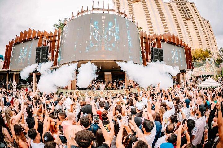 Las Vegas Pool Crawl con Party Bus e bevande gratuite