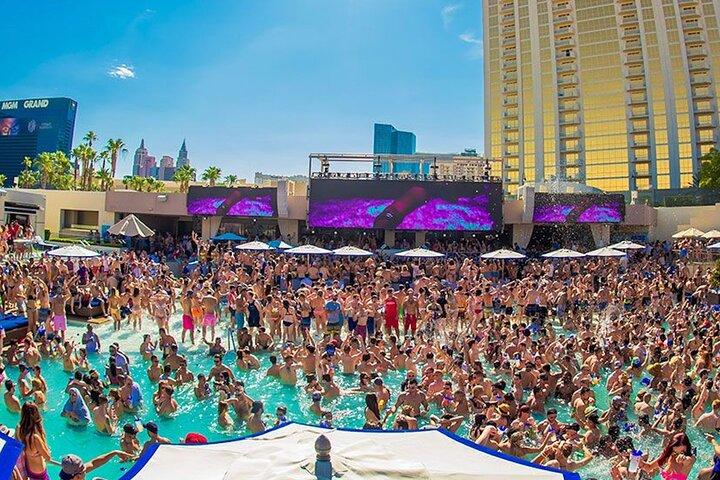 Las Vegas Pool Crawl con Party Bus e bevande gratuite