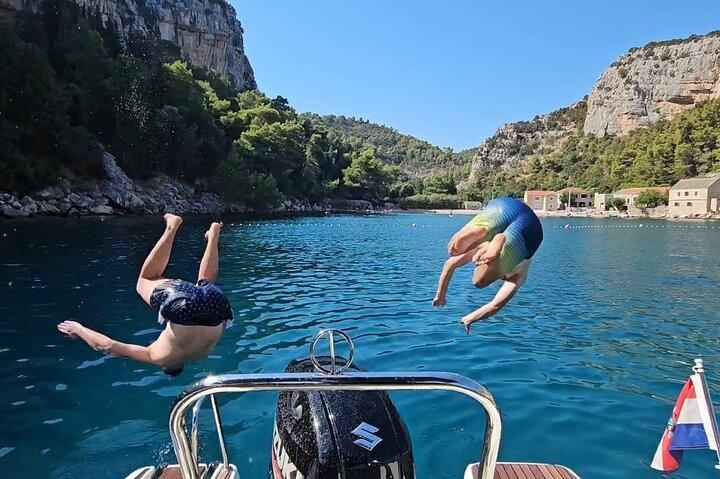 Hvar & Brač PRIVAT motorbåt: grotta, blå lagunen och dolda vikar