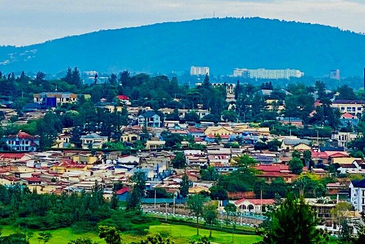 Kigali City Tour: Historie, kunst og lokale højdepunkter.