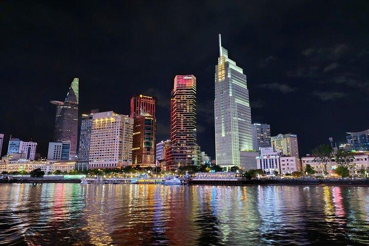 Abendessen Kreuzfahrt auf Saigon Fluss mit eigenem Tisch