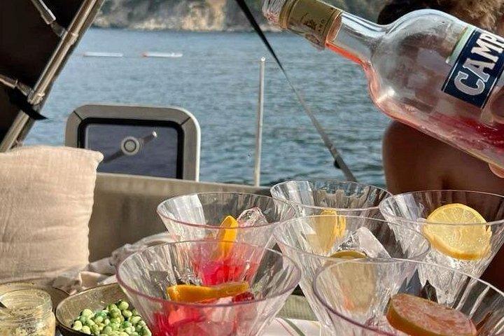 カプリ島発スイムストップ＆食前酒付きボートツアー