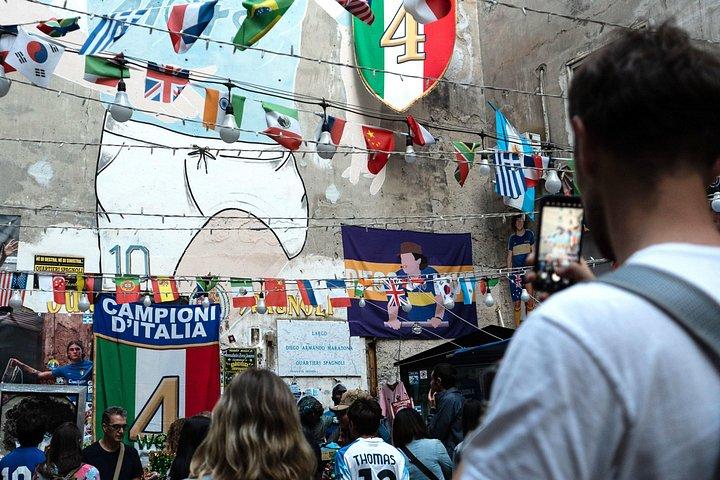 スペイン語・クォーターとナポリ地下鉄のストリートアートツアー