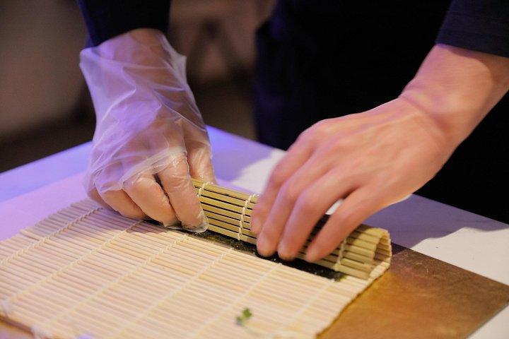 新宿での桜と寿司作り体験
