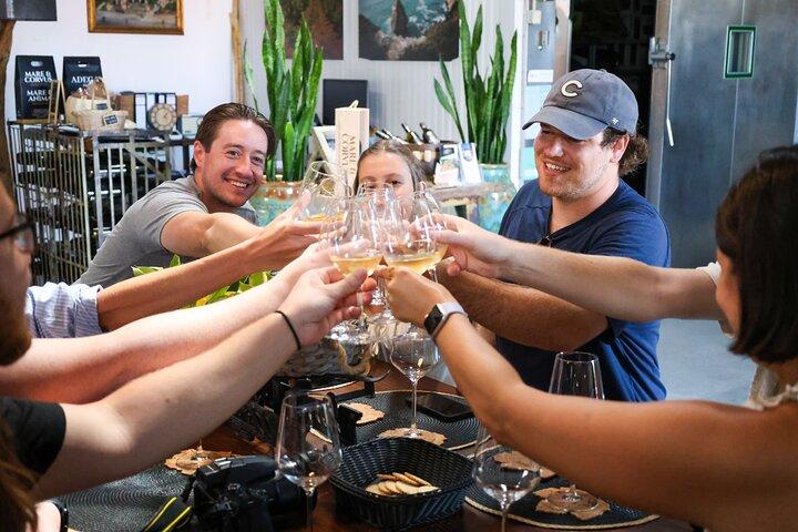 リスボン発：シントラ、ペナ宮殿＆ワイン試飲小グループツアー
