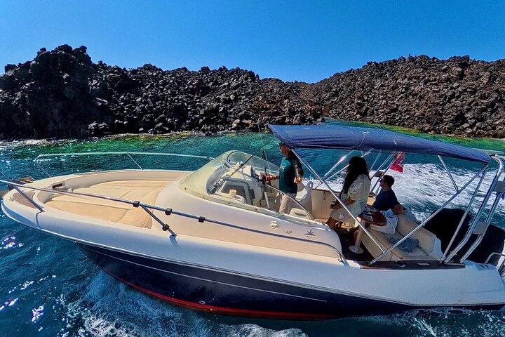 Explora Santorini y sus maravillas volcánicas con Alex Private Boat