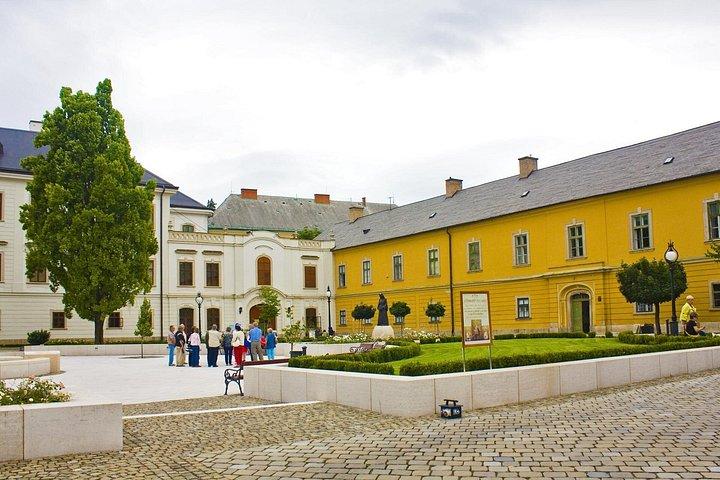 ブダペストからエゲル旧市街とエゲルフュルデーへのプライベート日帰り旅行