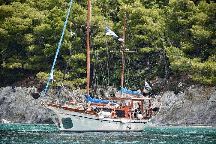 Crucero de un día por la isla de Skiathos en un velero tradicional de madera
