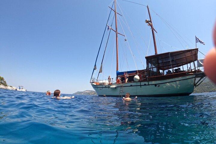 Crucero de un día por la isla de Skiathos en un velero tradicional de madera