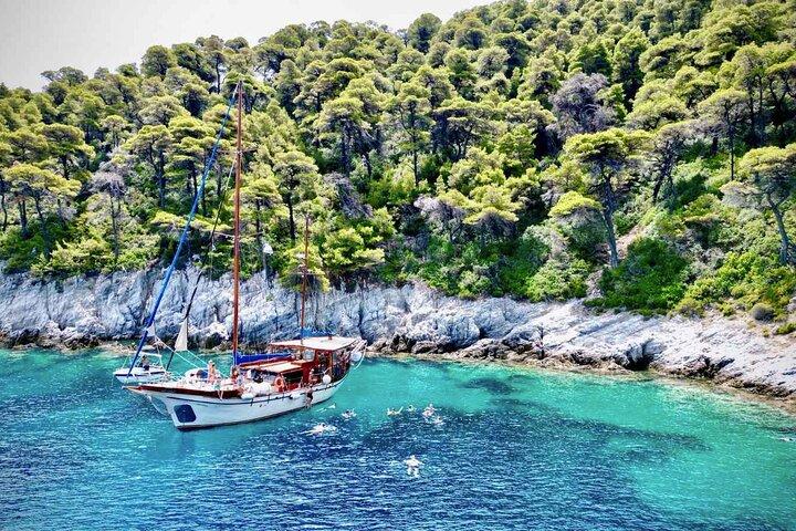 Crucero de un día por la isla de Skiathos en un velero tradicional de madera