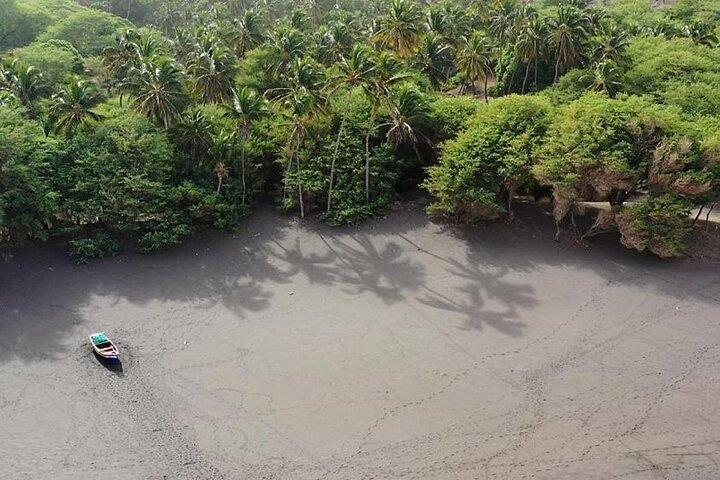 Schwarzer Sandstrand & natürlicher Pool – Landschaftsabenteuer
