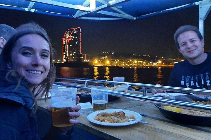 Croisière en soirée avec dîner et boissons à Barcelone