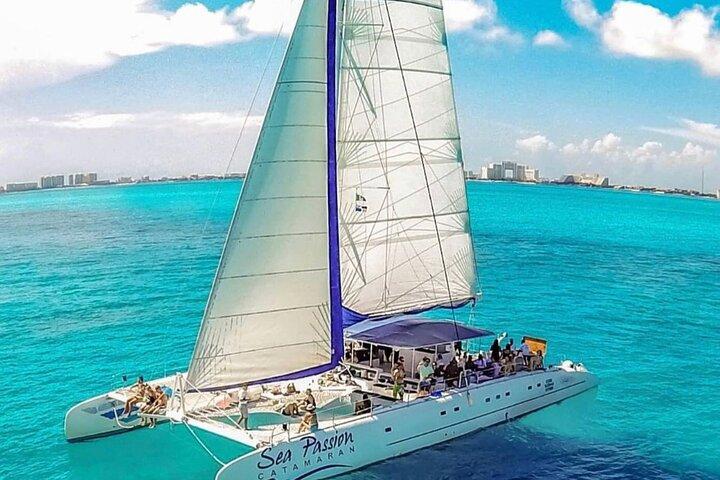 Tour en catamarán por Isla Mujeres con buceo y almuerzo