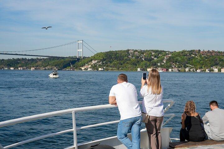 Istanbul Sunset Bosphorus Cruise with Live Guide and Hotel Pickup